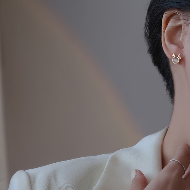 Prisrčni mini uhančki z jelenčkom