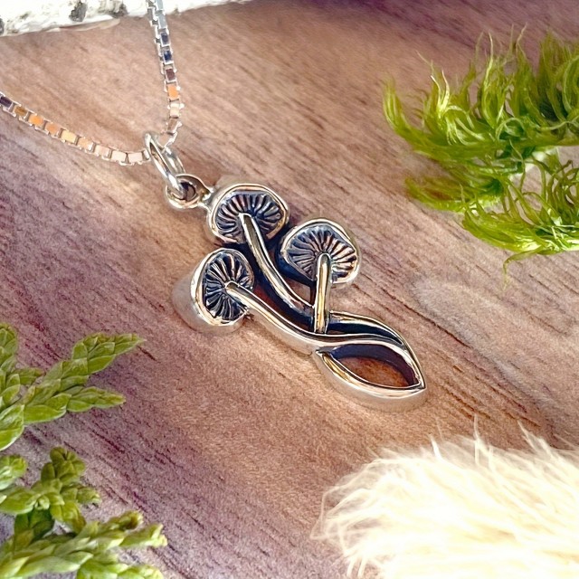 Vintage boho verižica z obeskom treh gob