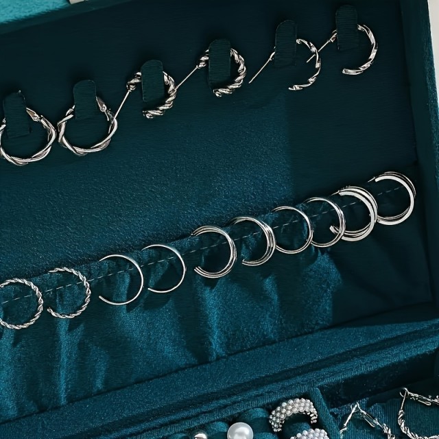 Akcijska ponudba - 61 parov uhanov brez vključene škatle 