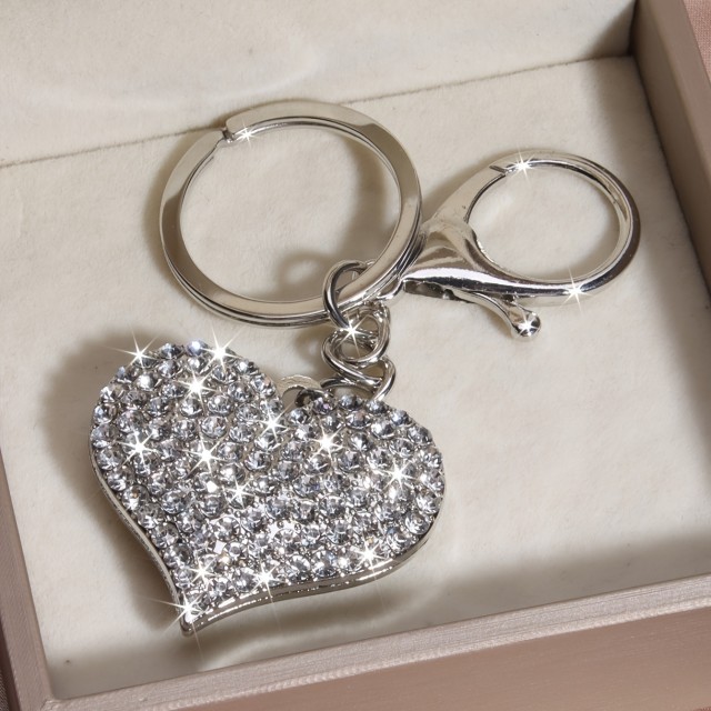 Kovinski obesek za ključe z bleščečim srcem