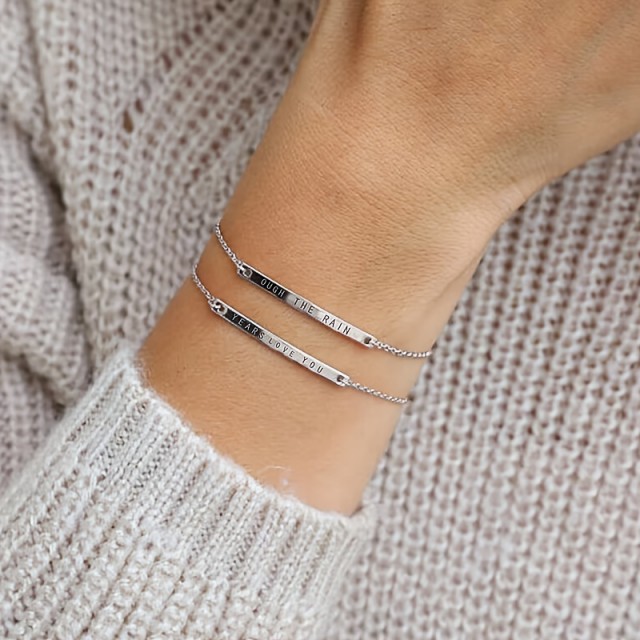 Personalizirana ženska zapestnica s podolgovato ploščico in gravuro po želji