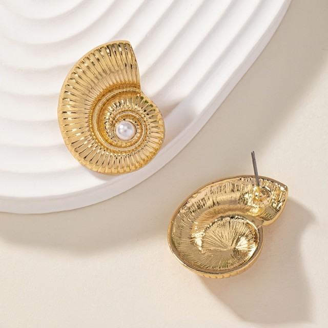 Uhani v zlati barvi s polžkom 