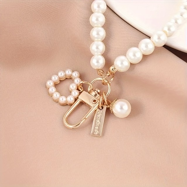 Eleganten obesek za ključe z belimi perlicami
