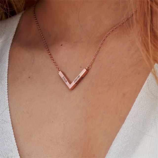 Personalizirana ogrlica v obliki črke V z možnostjo gravure