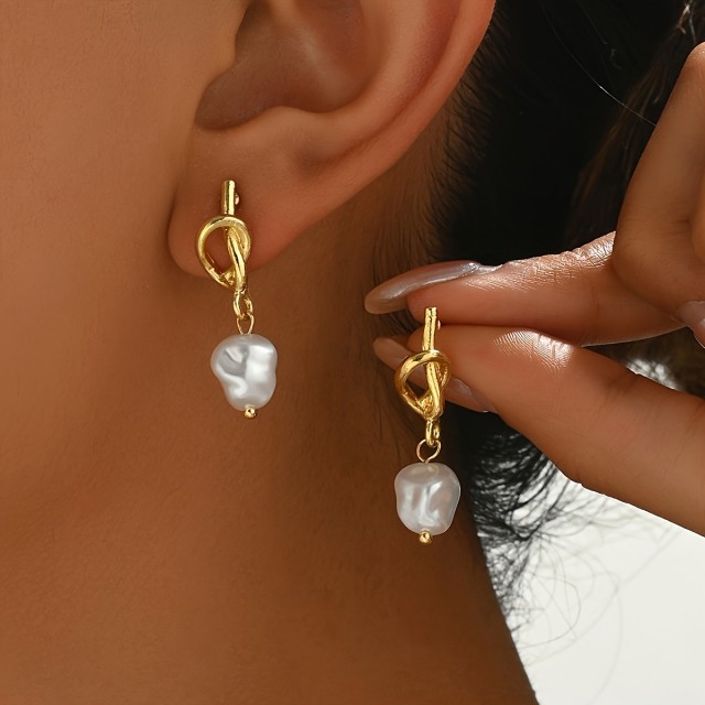 Par vozlastih uhančkov z imitacijo biserov