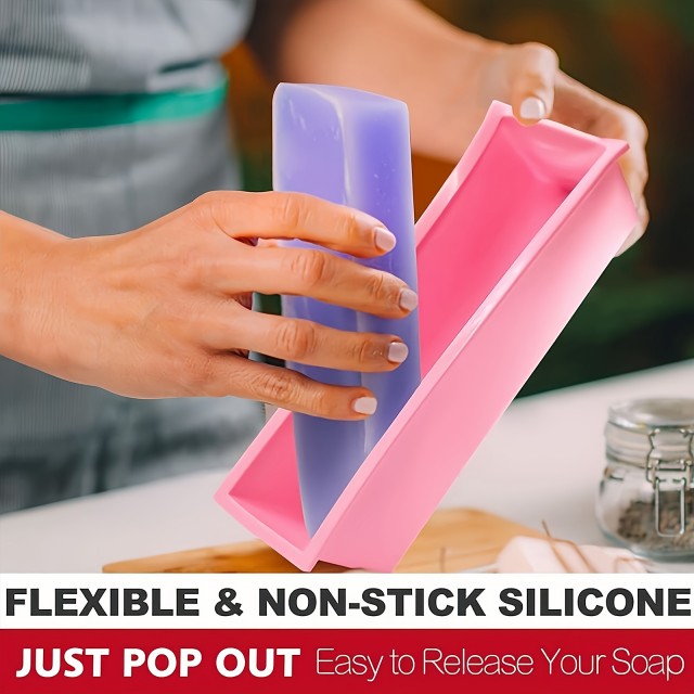 Leseni model s silikonskim vložkom za izdelavo mila in z orodjem za rezanje roza barve