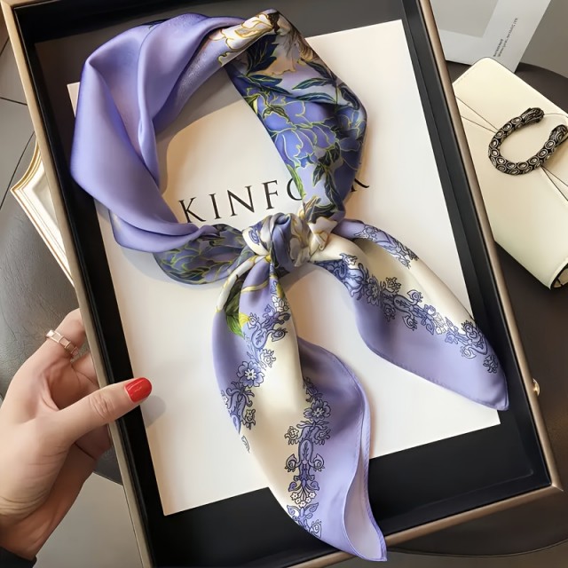 Elegantna ženska ruta v nežni vijola barvi z rožami