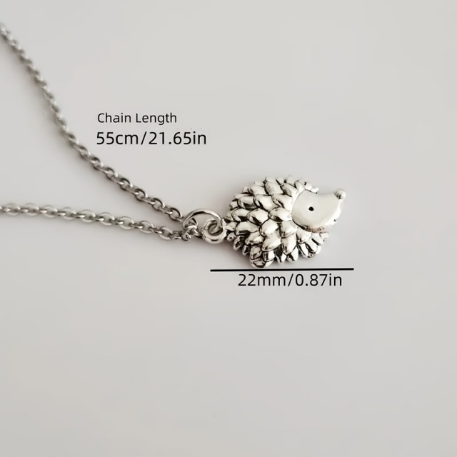 Prikupna ogrlica v srebrni barvi  z ježkom