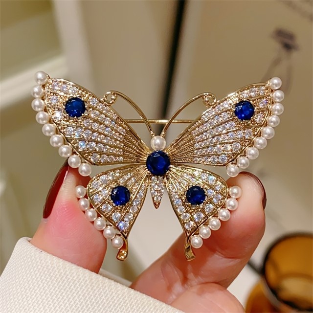 Elegantna broška metulj z biseri in modrimi kamenčki