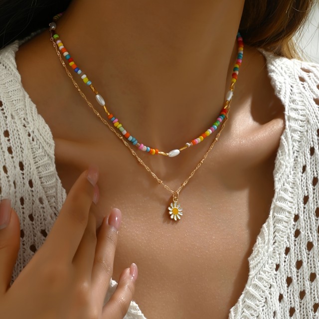 Čudovita poletna ogrlica z marjetico in pisanimi perlicami