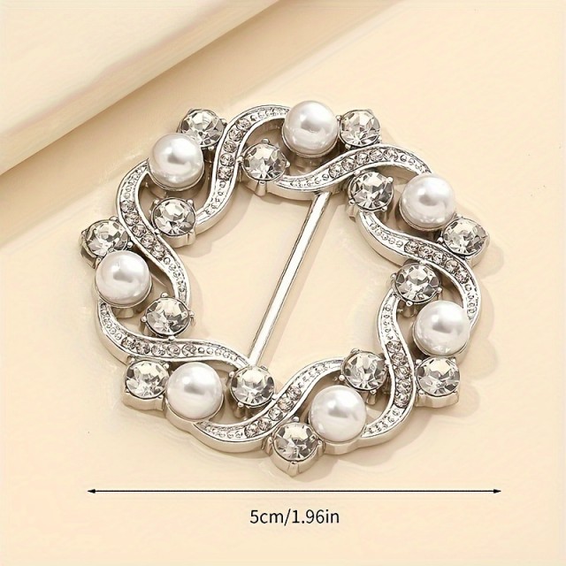 Elegantna broška z zlatimi cvetovi in kristali