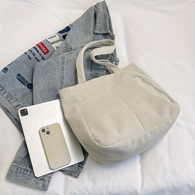 Prostorna žametna torbica v bež barvi