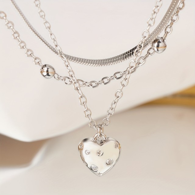 Elegantna triplastna ogrlica v srebrni barvi