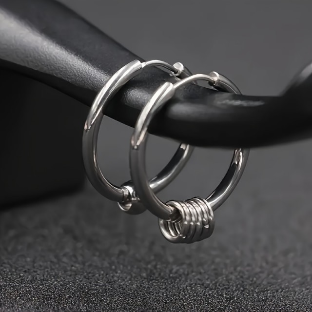 Par moških uhanov – obročki z detajlom