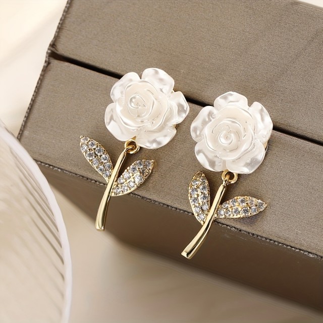 Prisrčni uhani v obliki vrtnice