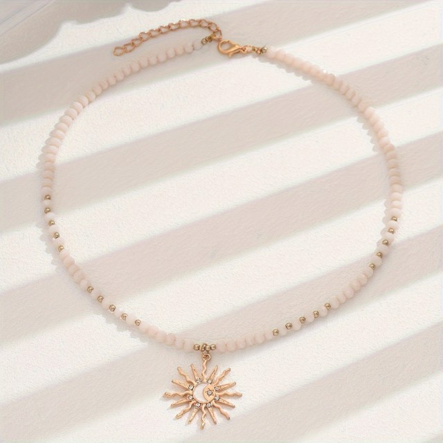 Elegantna poletna ogrlica z obeskom sonca v zlati barvi
