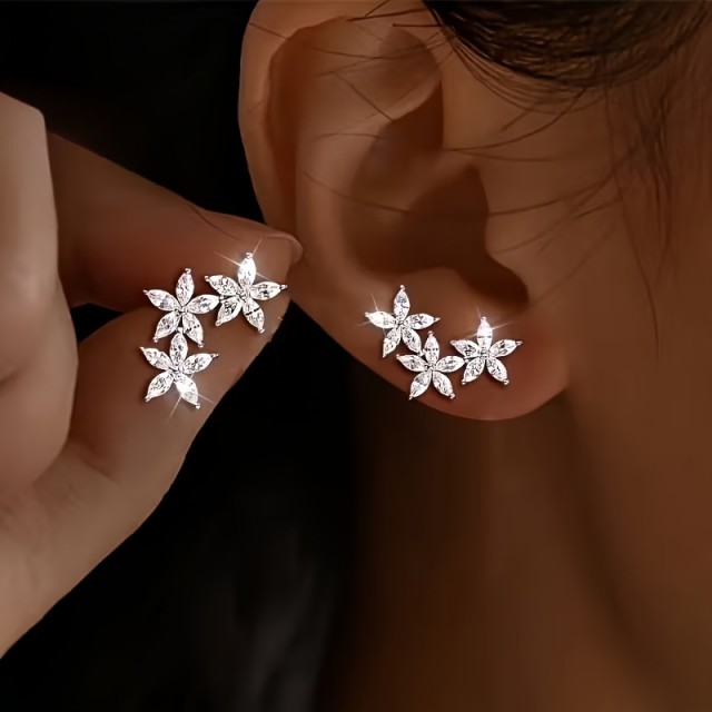 Elegantni uhani z motivom treh rožic