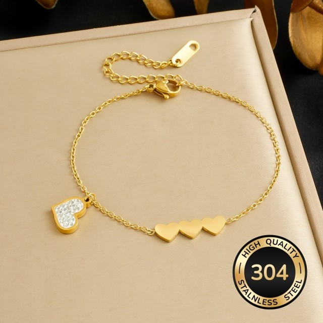 Personalizirana zapestnica s tremi srci in gravuro po želji 