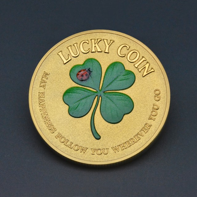 Spominski kovanec za srečo z deteljico in pikapolonico