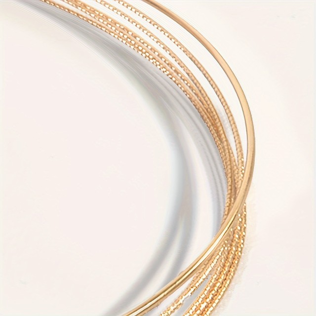 Trendni kovinski obroč v zlati barvi