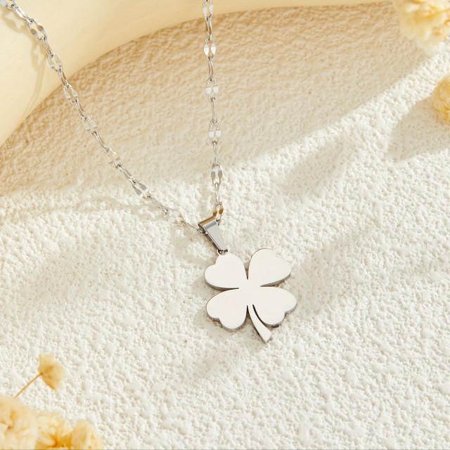 Personalizirana ogrlica s štiriperesno deteljico in gravuro po želji