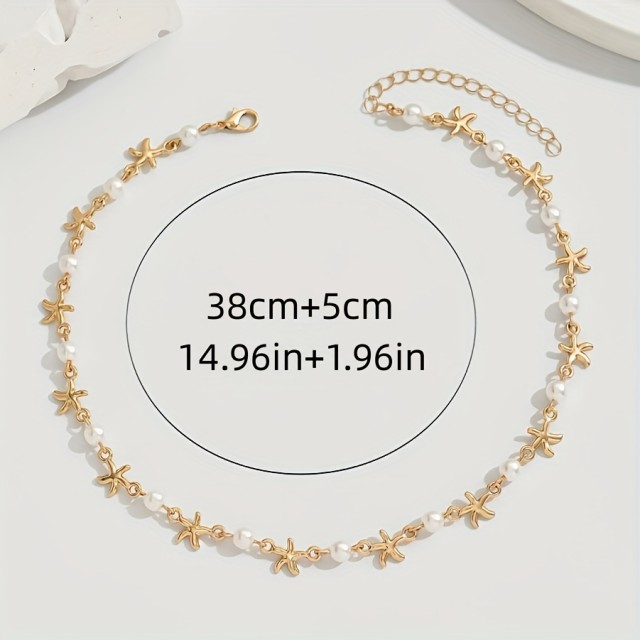 Krajša poletna ogrlica s perlicami in školjkami v zlati barvi 