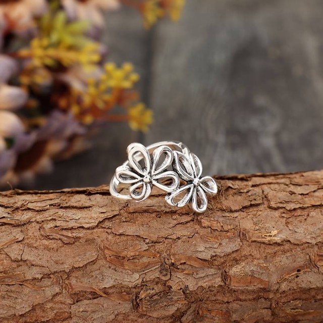 Nastavljiv prstan z dvojno rožico antik videz