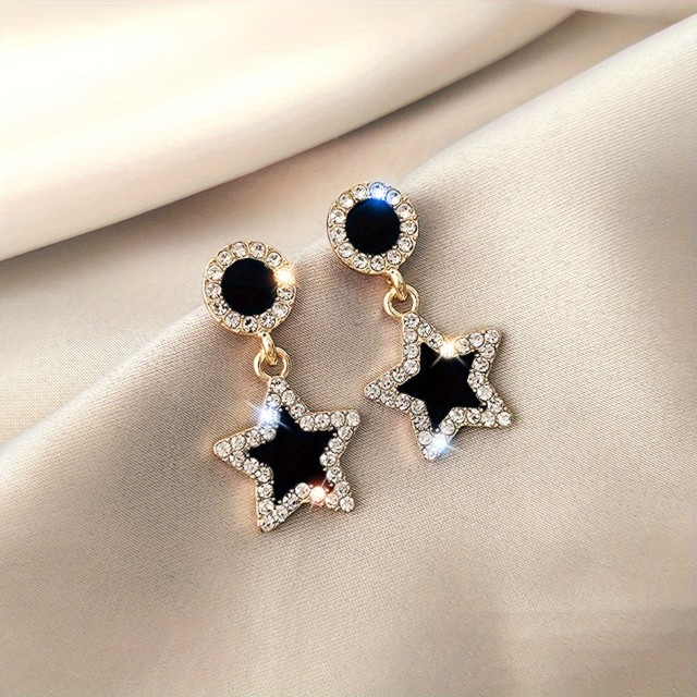 Elegantni uhani v črni barvi z zvezdico