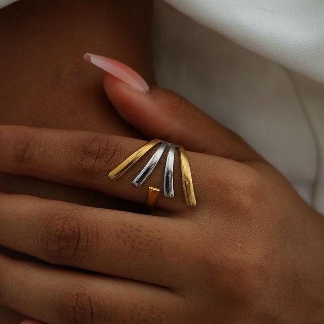 Ženski modni prstan v dveh tonih srebrn in zlat