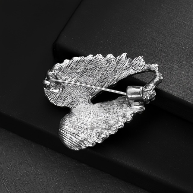 Elegantna broška z angelskimi krili v srebrni barvi