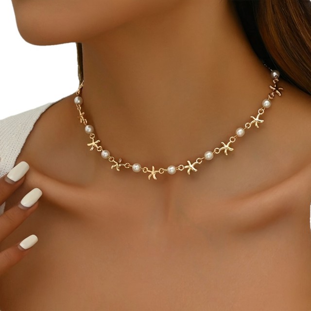 Krajša poletna ogrlica s perlicami in školjkami v zlati barvi 