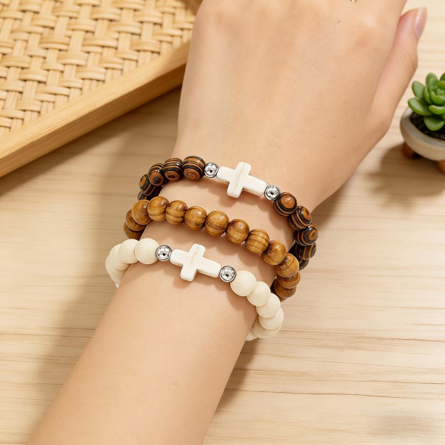 3 delni komplet zapestnic z lesenimi perlami in križem