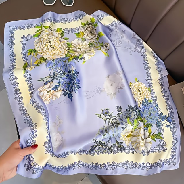 Elegantna ženska ruta v nežni vijola barvi z rožami