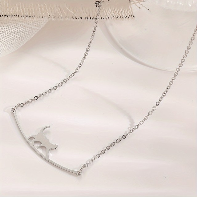 Modna ogrlica s prikupno mucko srebrne barve