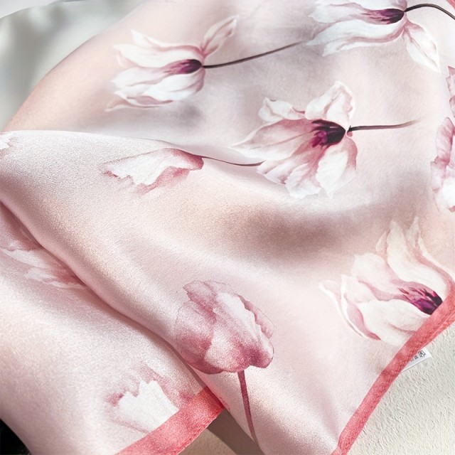 Elegantna kvadratna ruta z roza cvetličnim vzorcem 