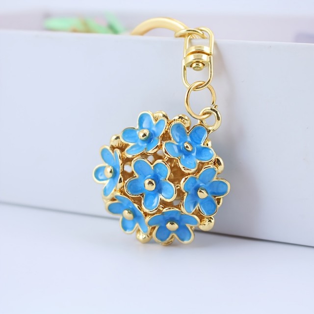 Prelep obesek za ključe s šopkom rožic več barv 