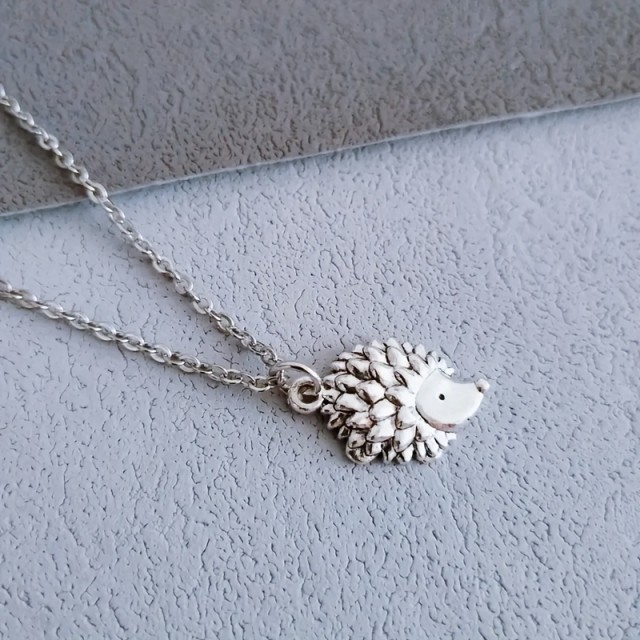 Prikupna ogrlica v srebrni barvi  z ježkom