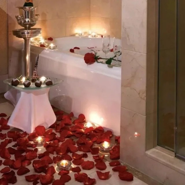 100 umetnih cvetov vrtnic za romantično presenečenje