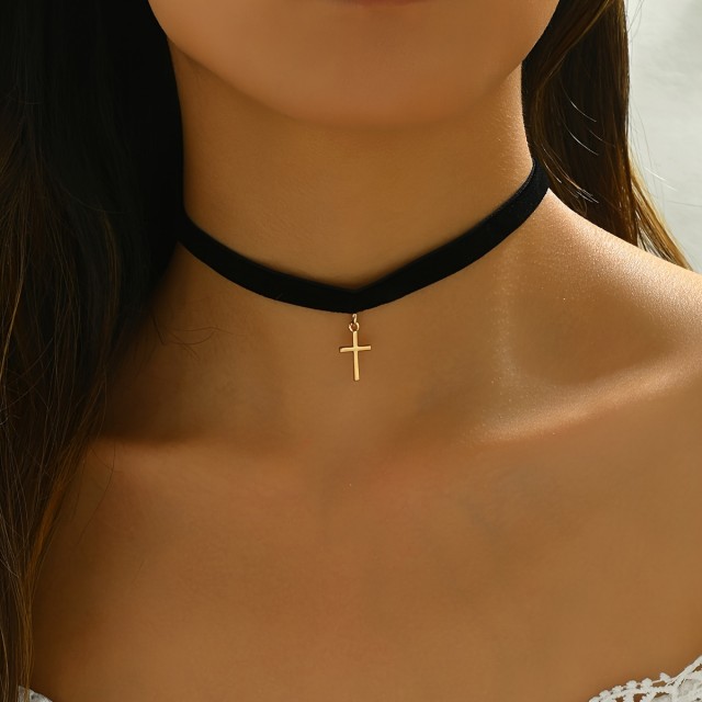 Elegantna žametna choker ogrlica z zlatim križem