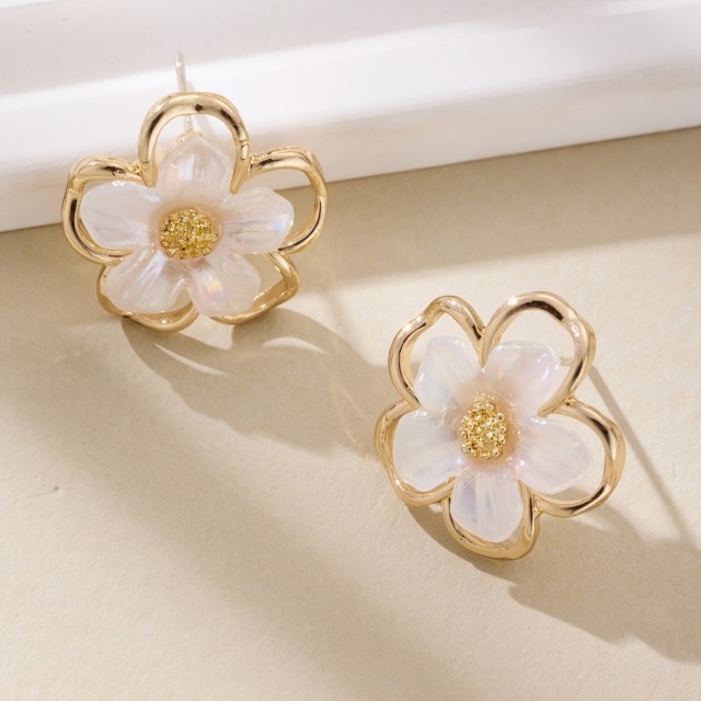 Elegantni zlato-beli uhani v obliki cveta