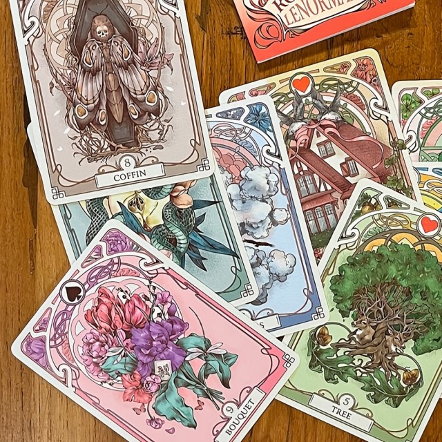 Romantični Lenormand – orakeljske karte v stilu Art Nouveau