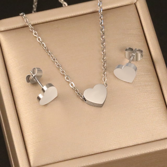 Eleganten komplet uhani in verižica s srci