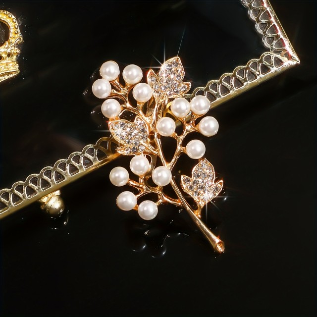 Elegantna broška s perlami v obliki lista