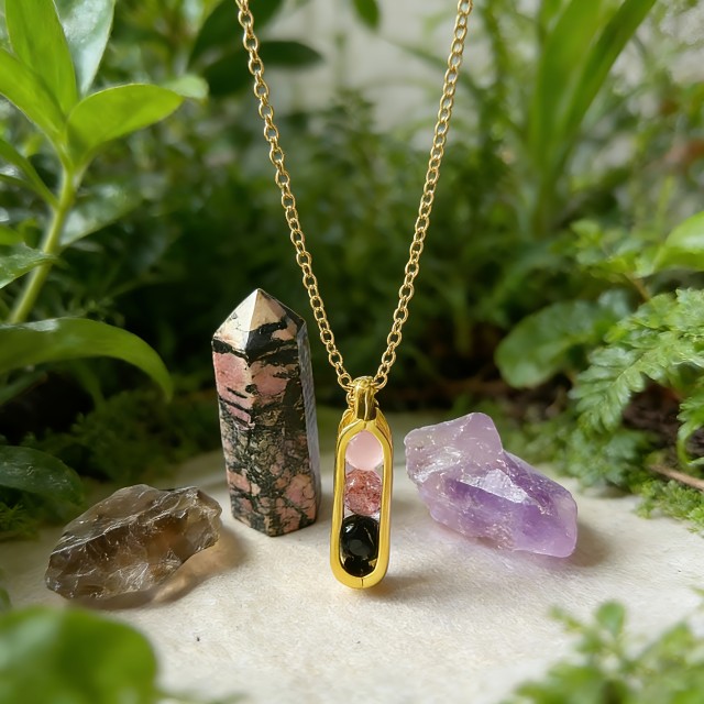 Verižica z energijskimi kristali v steklenem obesku