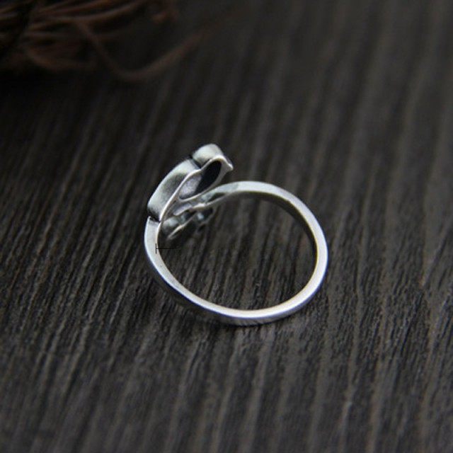 Prelep vintage prstan s ptičko na veji