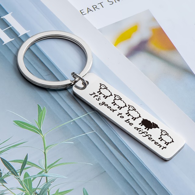 Obesek za ključe z ovčkami It's Good to Be Different