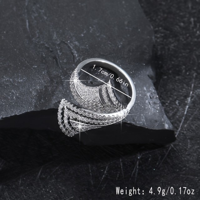 Elegantni nastavljiv prstan z okrasnimi kamni 