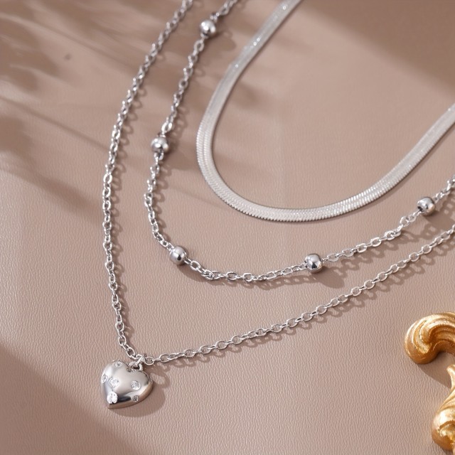 Elegantna triplastna ogrlica v srebrni barvi