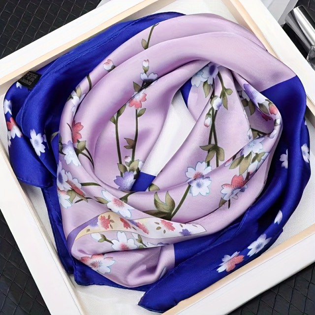 Elegantna ženska kvadratna ruta v lila in modri barvi s cvetlicami