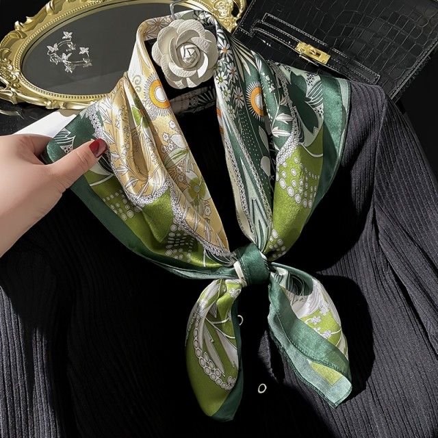 Elegantna ženska kvadratna ruta z zelenim cvetličnim vzorcem